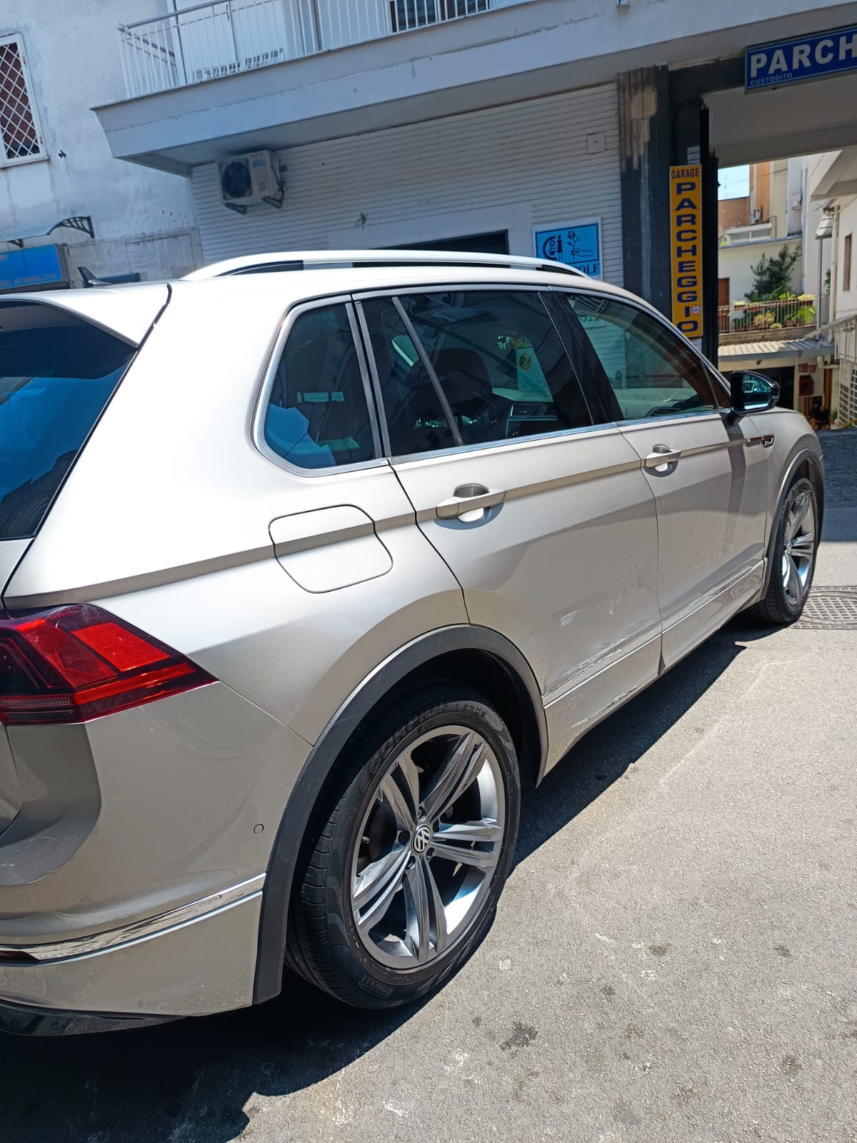 VOLKSWAGEN TIGUAN R-LINE
